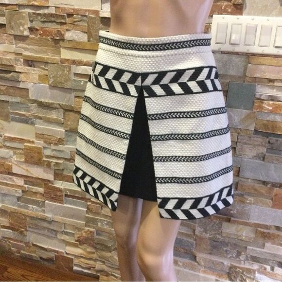 ALICE + OLIVIA Daysi A-Line Jacquard Aztec Print Mini Skirt - Picture 4 of 9